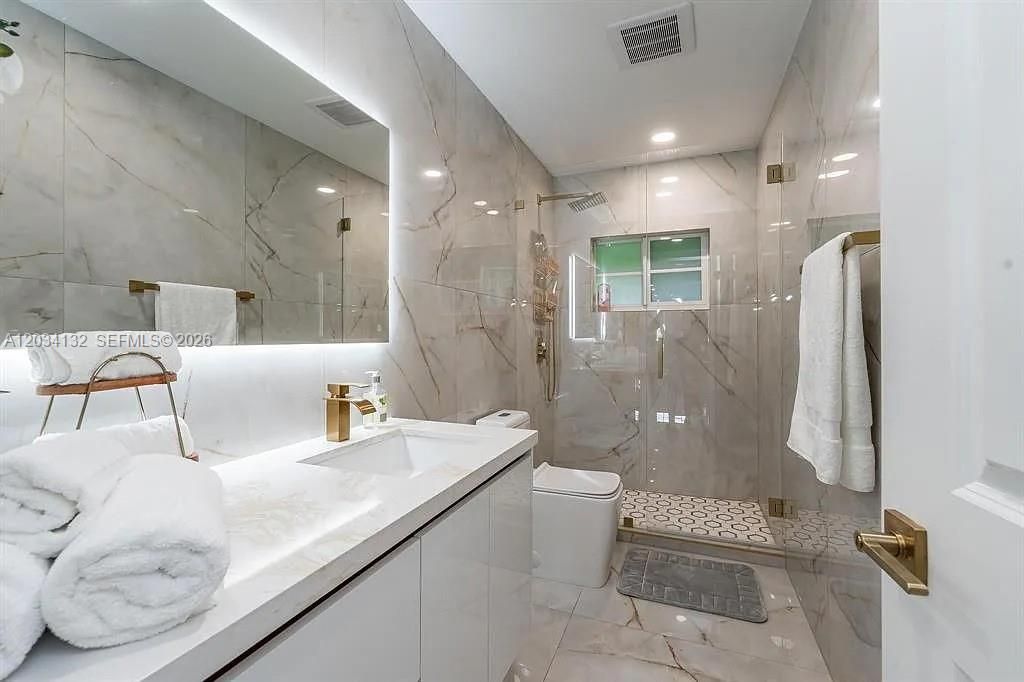 For Sale: $2,599,000 (5 beds, 4 baths, 4614 Square Feet)