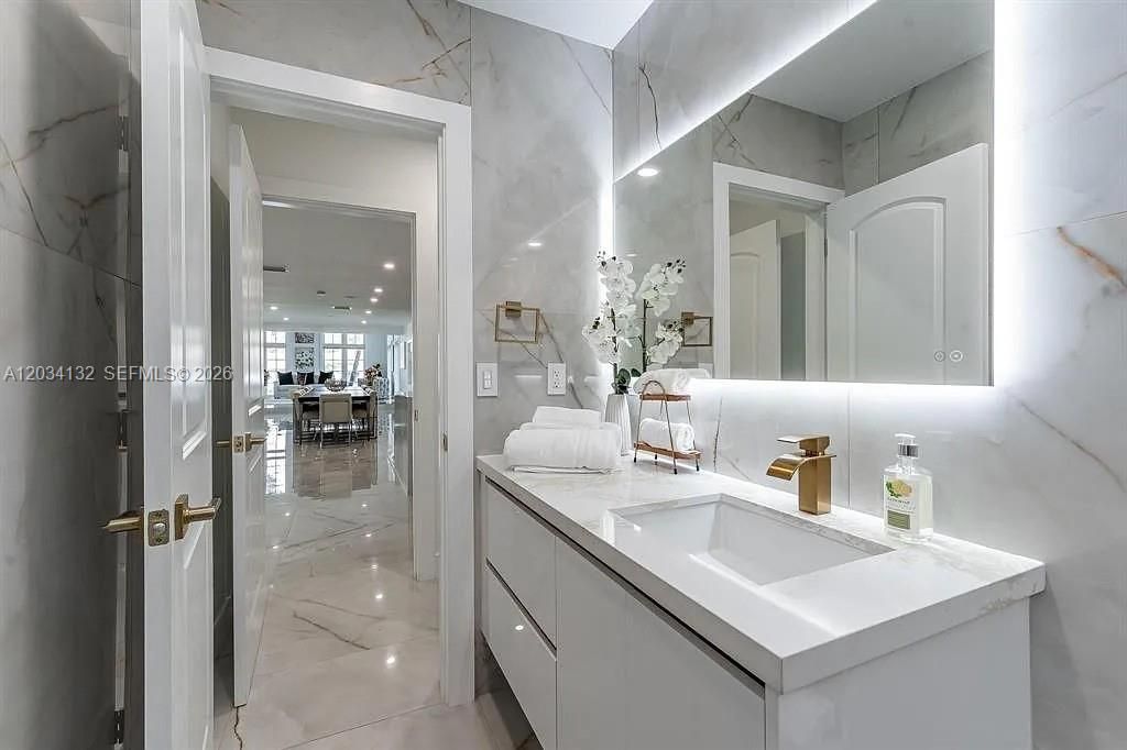 For Sale: $2,599,000 (5 beds, 4 baths, 4614 Square Feet)