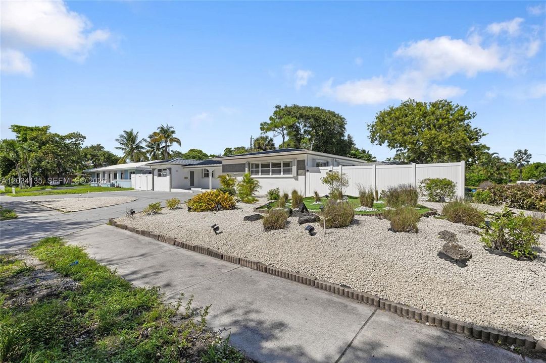 For Rent: $4,800 (3 beds, 3 baths, 1744 Square Feet)