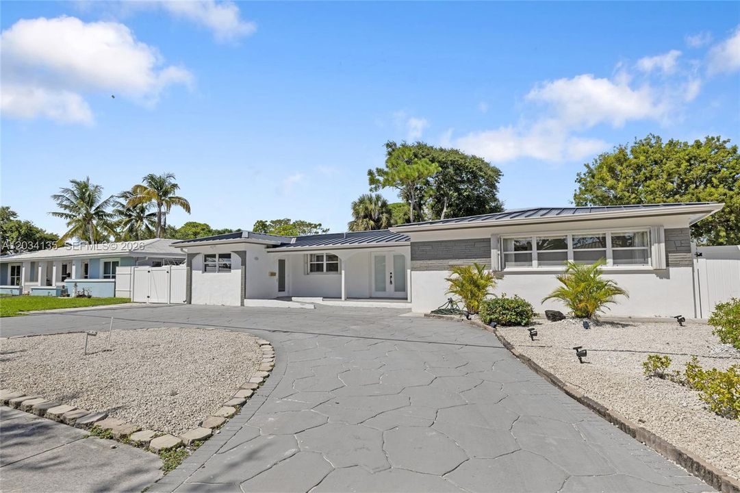 For Rent: $4,800 (3 beds, 3 baths, 1744 Square Feet)