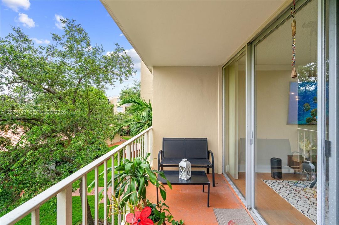 For Sale: $254,900 (1 beds, 1 baths, 840 Square Feet)