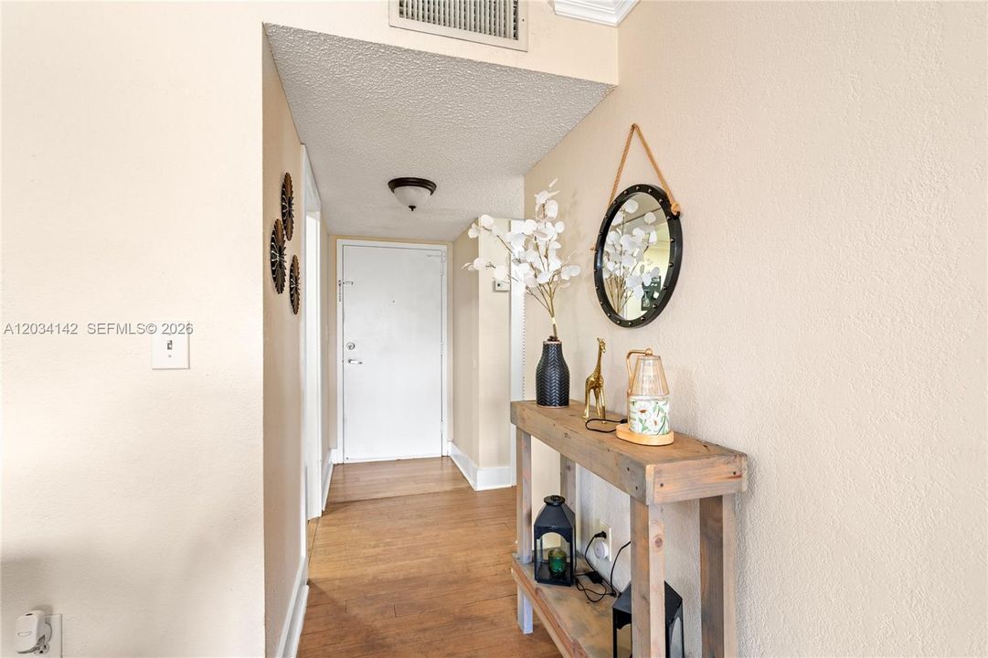 For Sale: $254,900 (1 beds, 1 baths, 840 Square Feet)