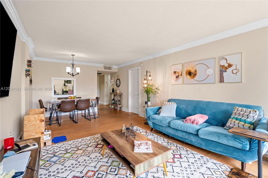 For Sale: $254,900 (1 beds, 1 baths, 840 Square Feet)