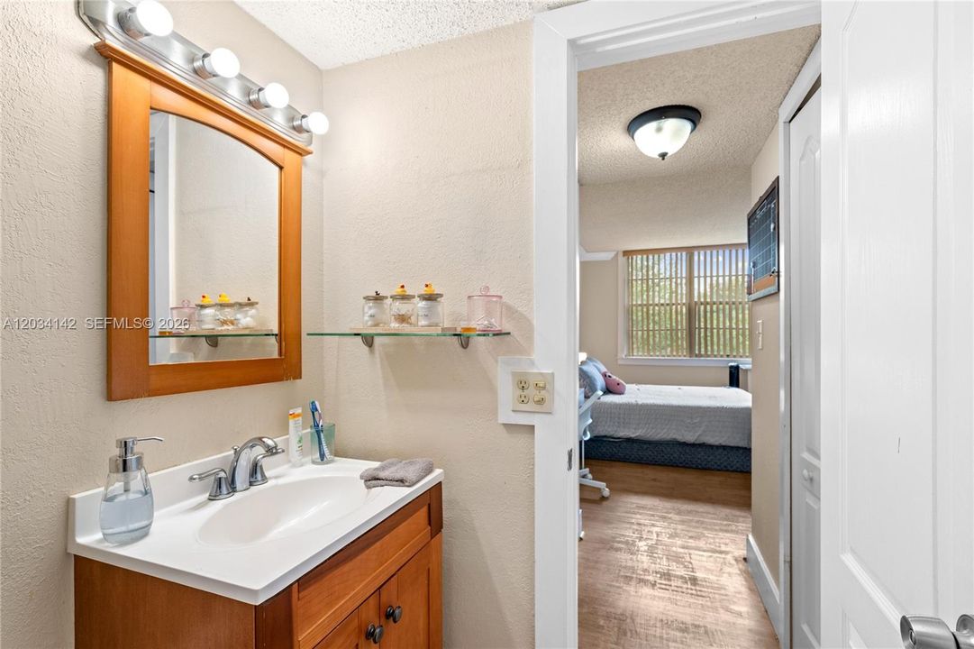 For Sale: $254,900 (1 beds, 1 baths, 840 Square Feet)