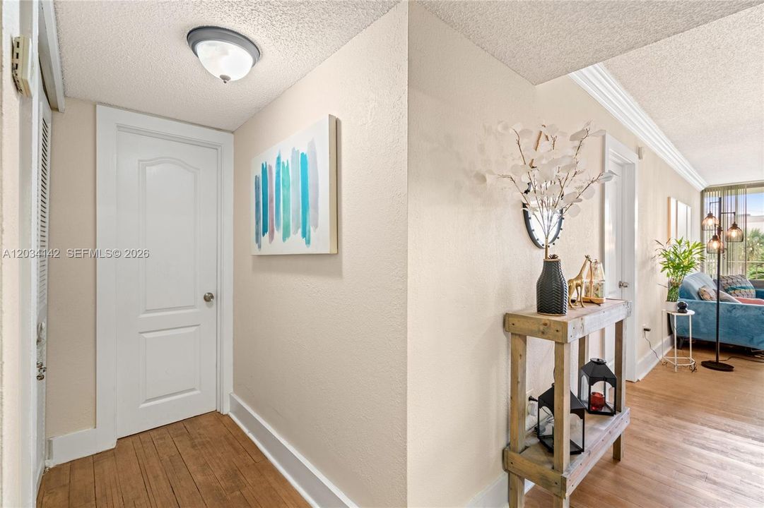For Sale: $254,900 (1 beds, 1 baths, 840 Square Feet)