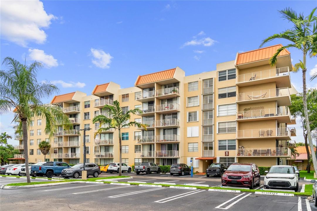 For Sale: $254,900 (1 beds, 1 baths, 840 Square Feet)