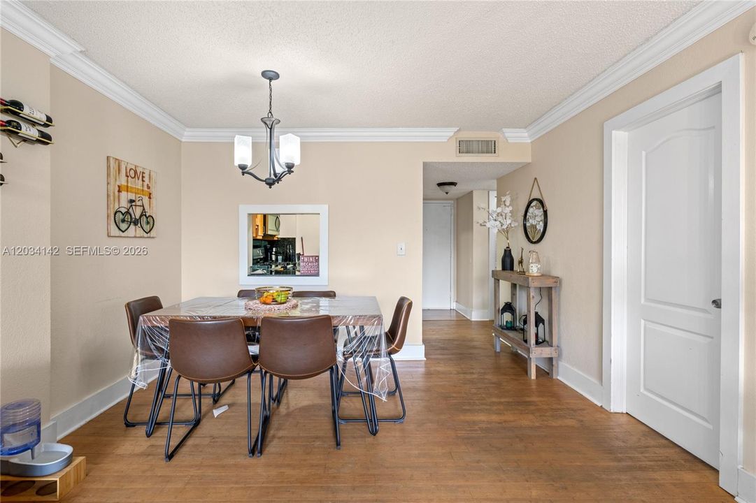For Sale: $254,900 (1 beds, 1 baths, 840 Square Feet)