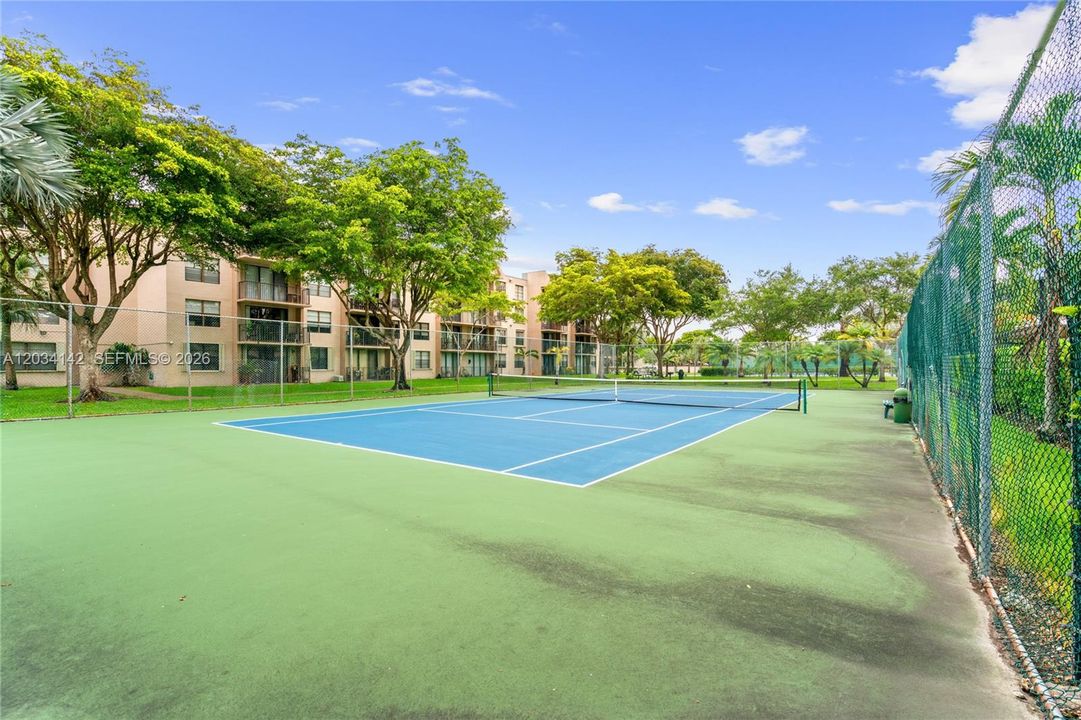 For Sale: $254,900 (1 beds, 1 baths, 840 Square Feet)