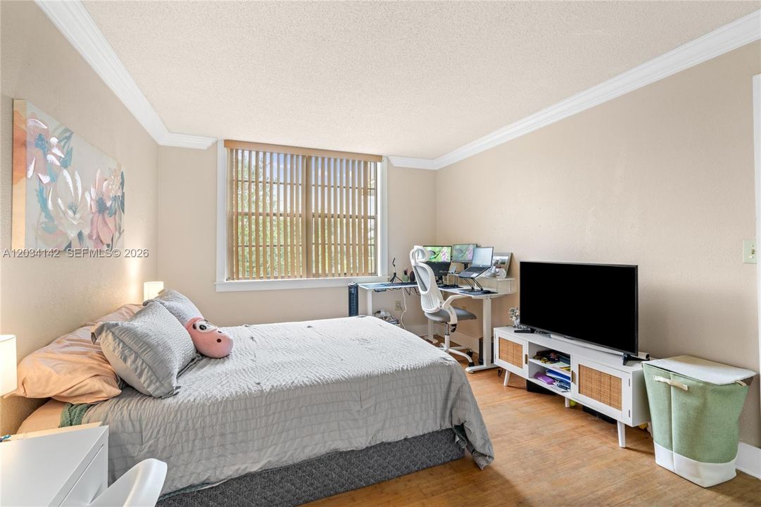 For Sale: $254,900 (1 beds, 1 baths, 840 Square Feet)