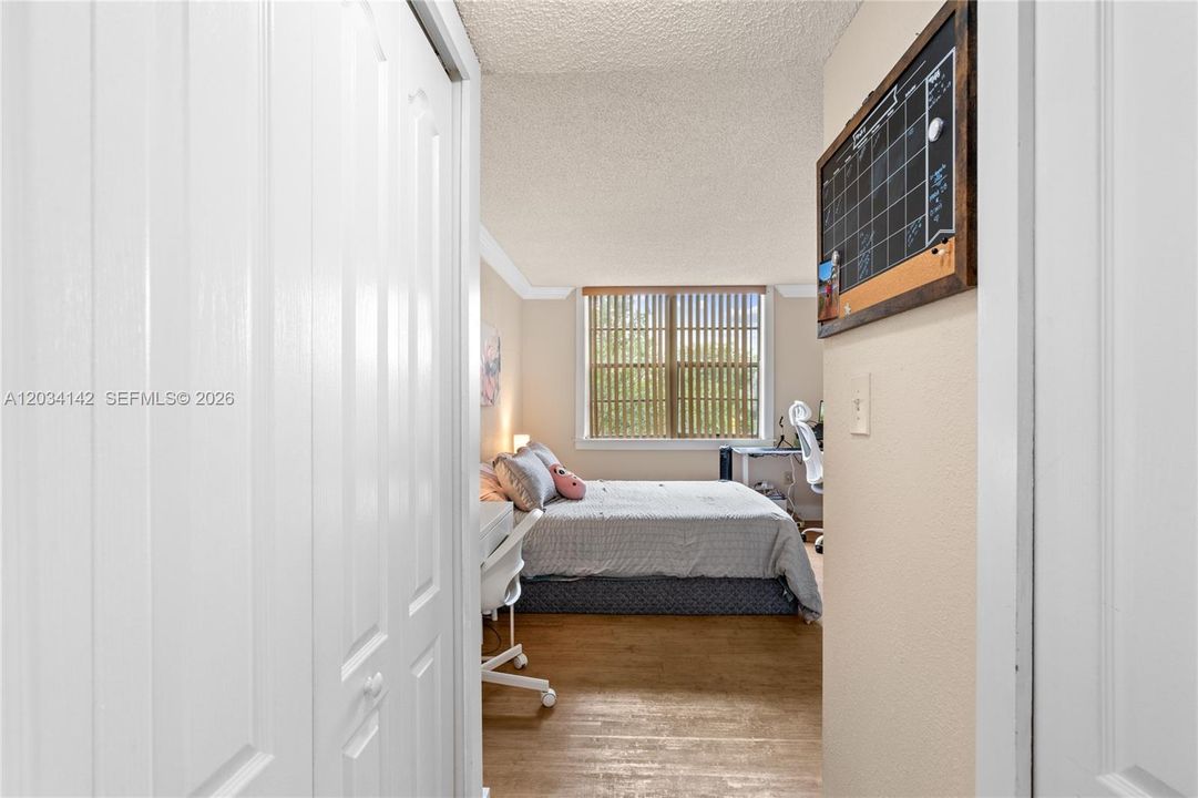 For Sale: $254,900 (1 beds, 1 baths, 840 Square Feet)