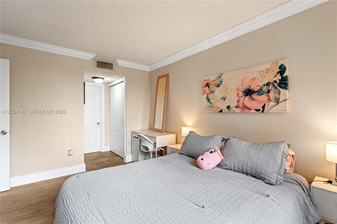 For Sale: $254,900 (1 beds, 1 baths, 840 Square Feet)