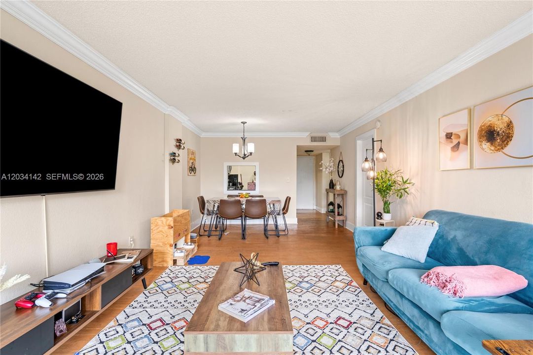 For Sale: $254,900 (1 beds, 1 baths, 840 Square Feet)