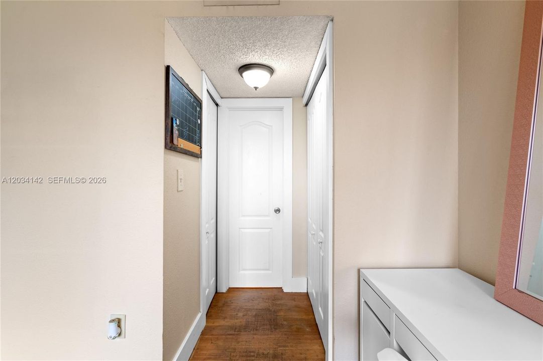 For Sale: $254,900 (1 beds, 1 baths, 840 Square Feet)