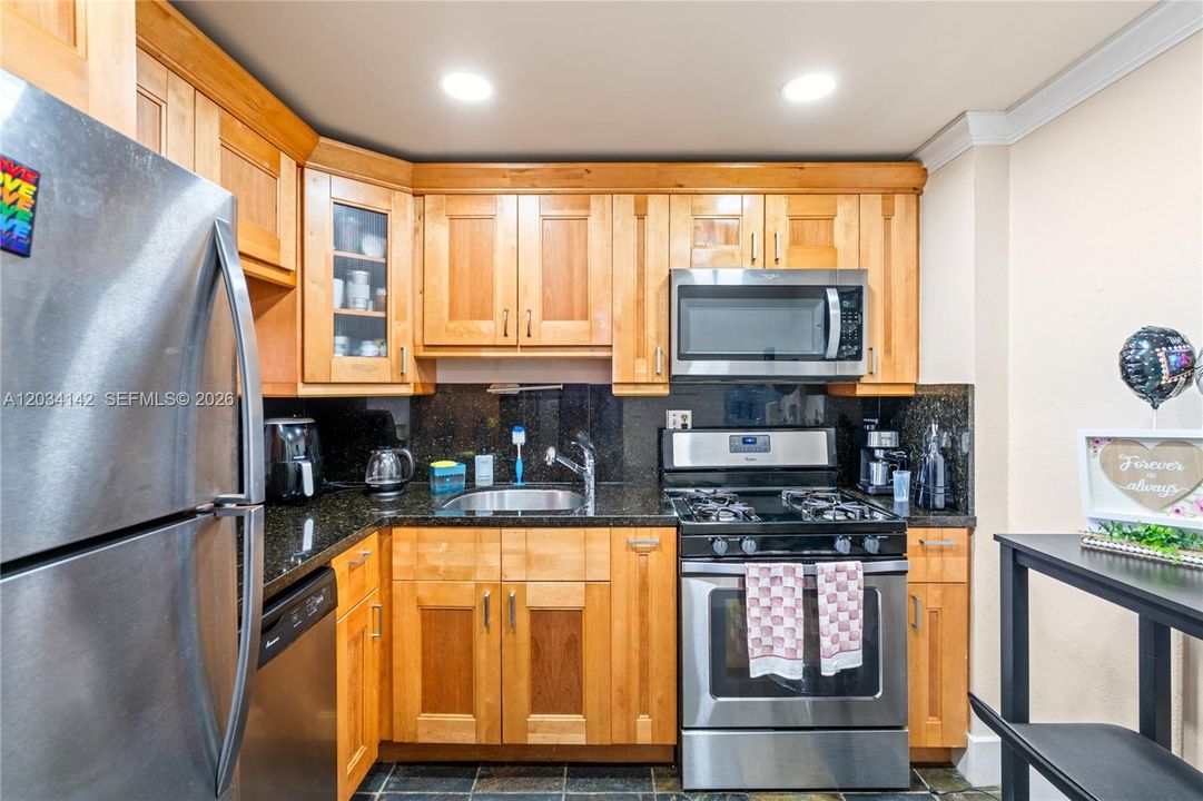 For Sale: $254,900 (1 beds, 1 baths, 840 Square Feet)