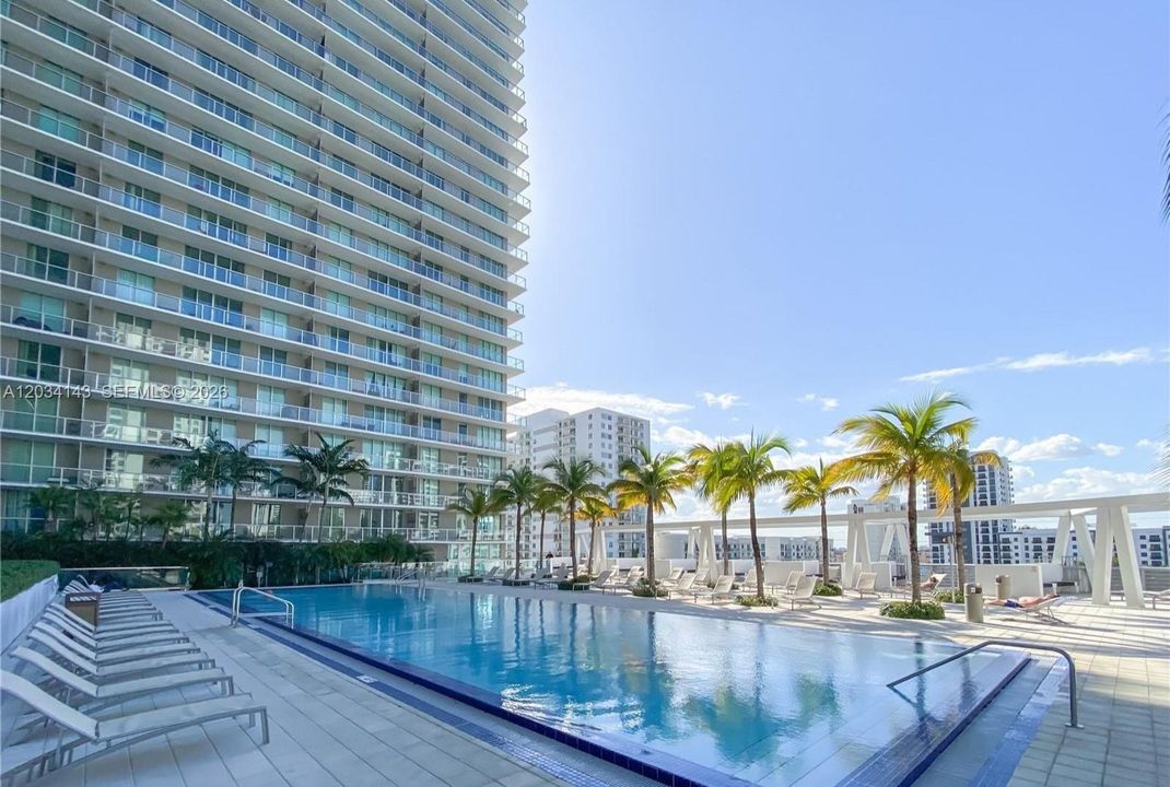 For Sale: $440,000 (1 beds, 1 baths, 693 Square Feet)