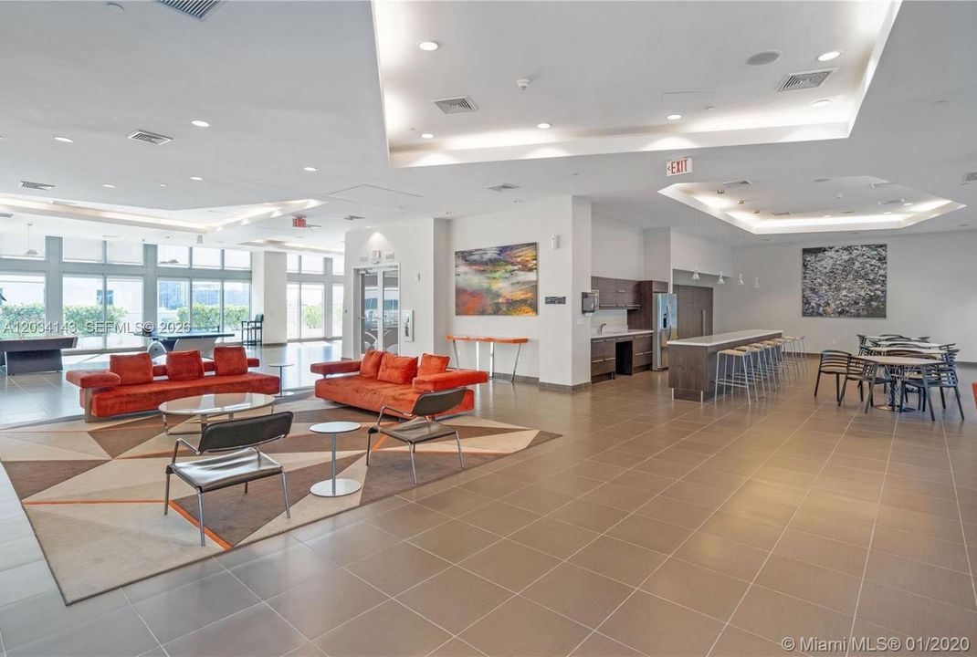 For Sale: $440,000 (1 beds, 1 baths, 693 Square Feet)