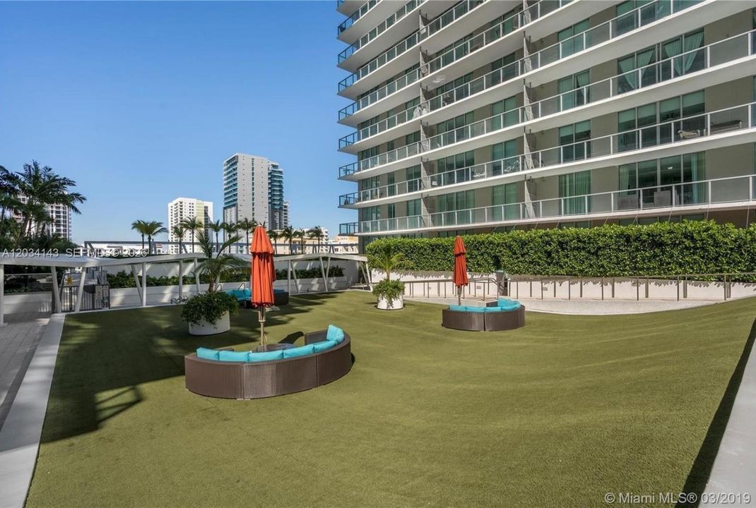 For Sale: $440,000 (1 beds, 1 baths, 693 Square Feet)