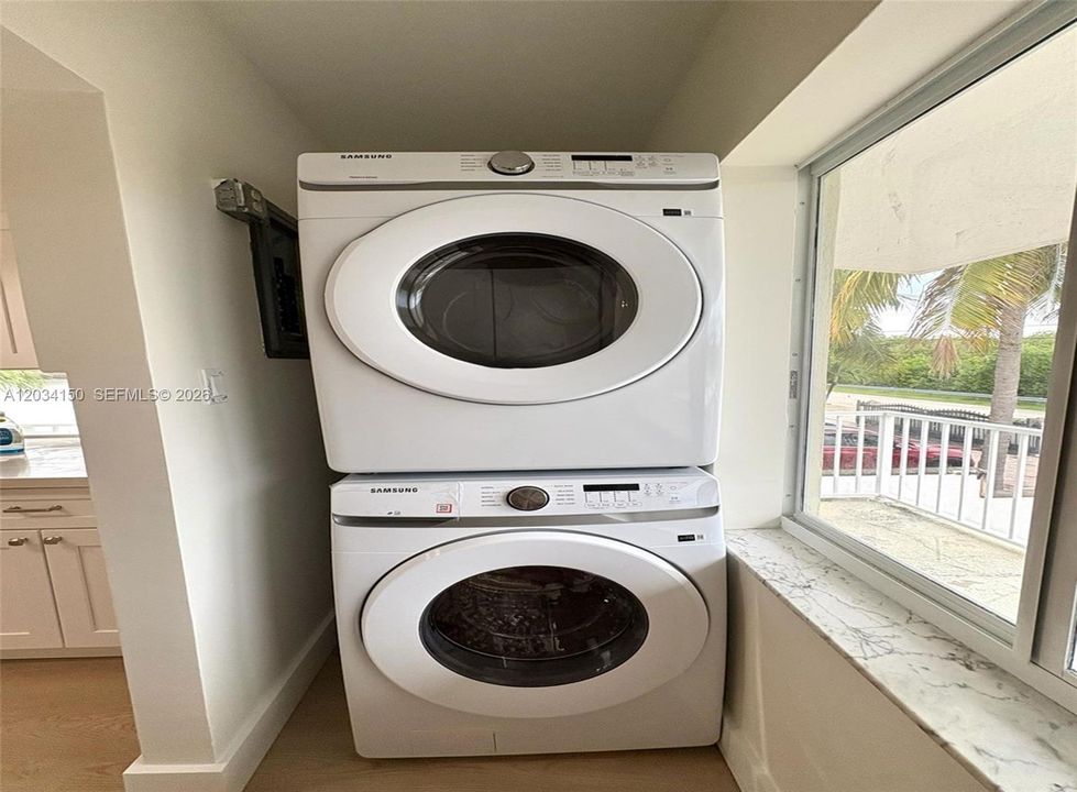 For Rent: $3,900 (2 beds, 1 baths, 864 Square Feet)