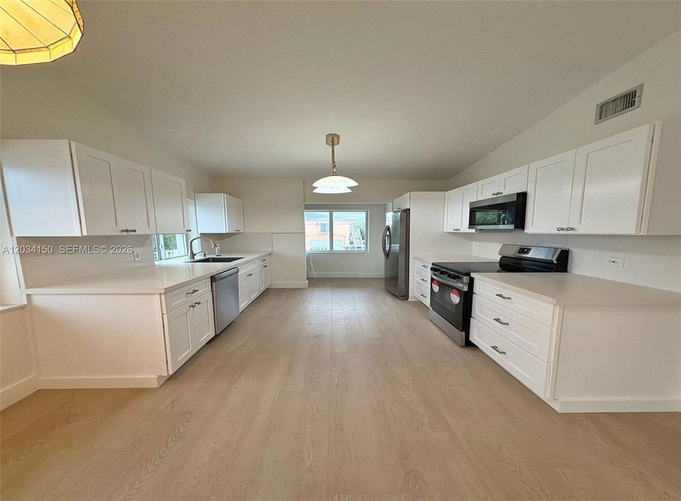 For Rent: $3,900 (2 beds, 1 baths, 864 Square Feet)