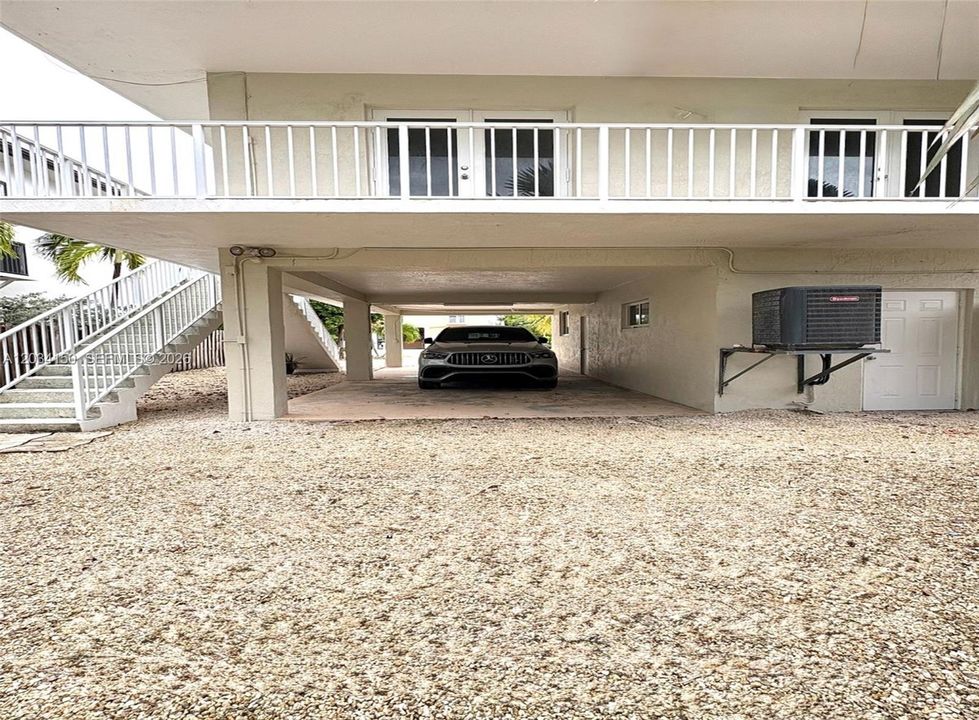 For Rent: $3,900 (2 beds, 1 baths, 864 Square Feet)