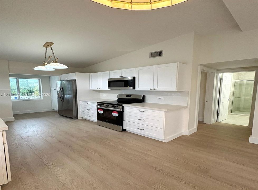 For Rent: $3,900 (2 beds, 1 baths, 864 Square Feet)