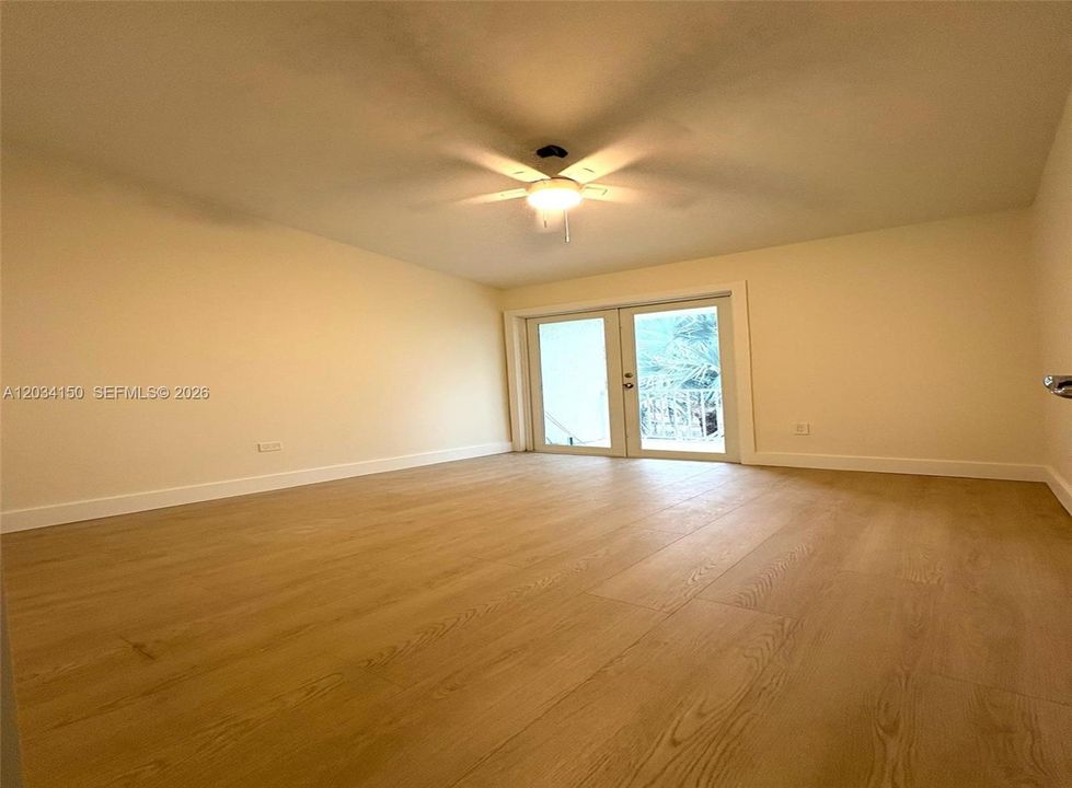 For Rent: $3,900 (2 beds, 1 baths, 864 Square Feet)