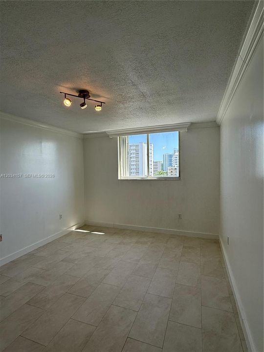 For Rent: $2,999 (1 beds, 2 baths, 820 Square Feet)