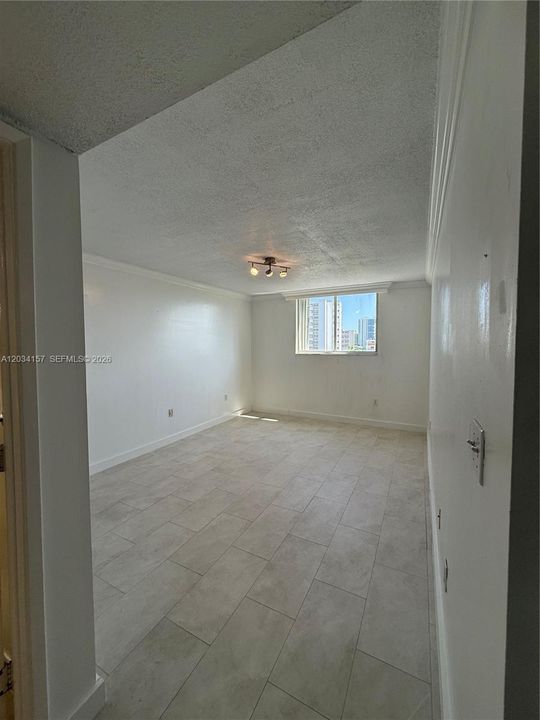 For Rent: $2,999 (1 beds, 2 baths, 820 Square Feet)