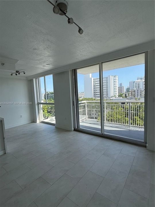 For Rent: $2,999 (1 beds, 2 baths, 820 Square Feet)