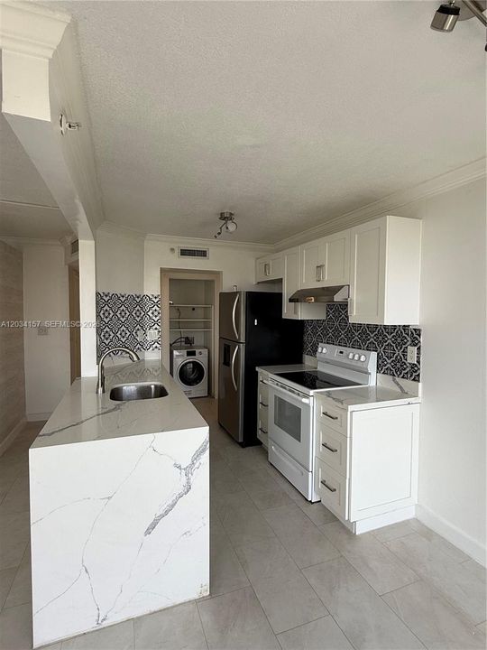 For Rent: $2,999 (1 beds, 2 baths, 820 Square Feet)