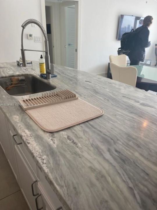 For Rent: $4,800 (1 beds, 1 baths, 780 Square Feet)