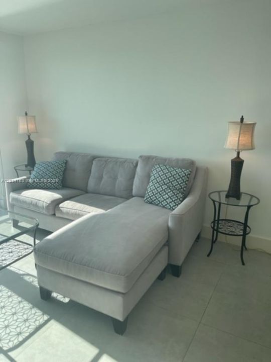 For Rent: $4,800 (1 beds, 1 baths, 780 Square Feet)