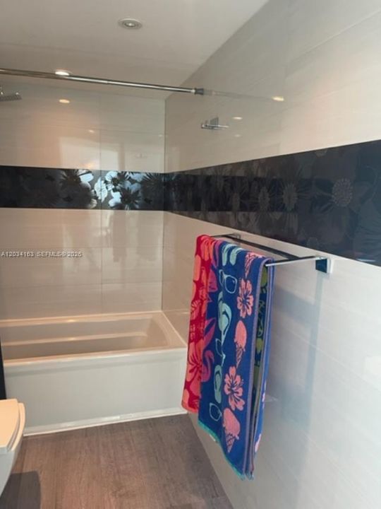 For Rent: $4,800 (1 beds, 1 baths, 780 Square Feet)
