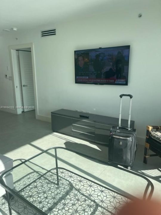 For Rent: $4,800 (1 beds, 1 baths, 780 Square Feet)