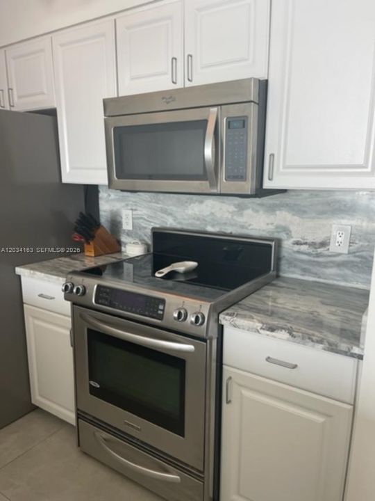 For Rent: $4,800 (1 beds, 1 baths, 780 Square Feet)