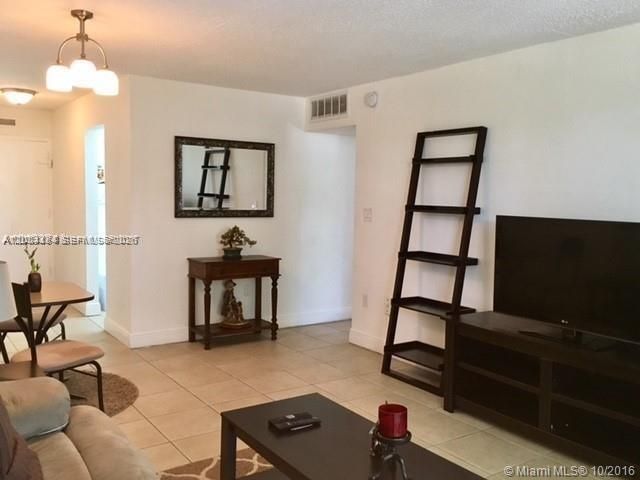 For Sale: $149,500 (1 beds, 1 baths, 610 Square Feet)