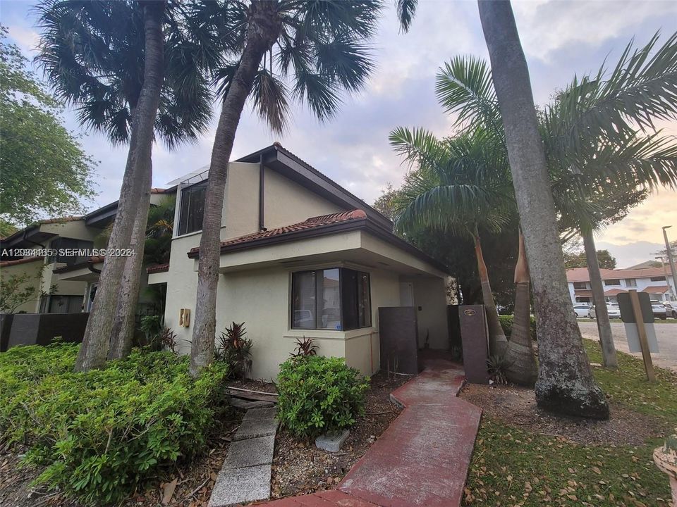 For Rent: $3,000 (3 beds, 2 baths, 1253 Square Feet)