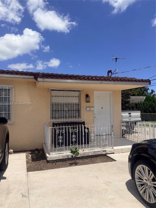 For Rent: $2,450 (2 beds, 1 baths, 2080 Square Feet)