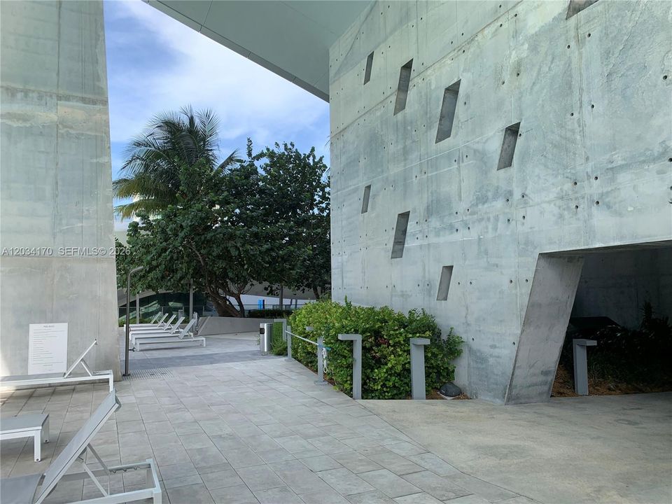 For Rent: $4,500 (1 beds, 1 baths, 976 Square Feet)