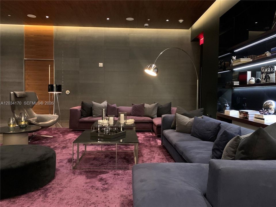 For Rent: $4,500 (1 beds, 1 baths, 976 Square Feet)