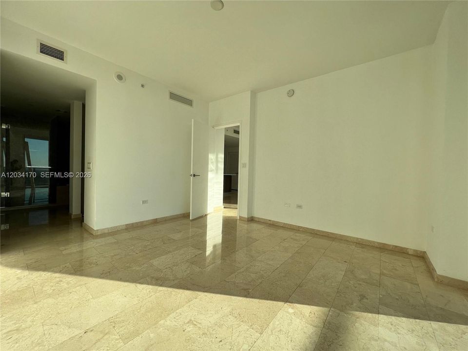 For Rent: $4,500 (1 beds, 1 baths, 976 Square Feet)