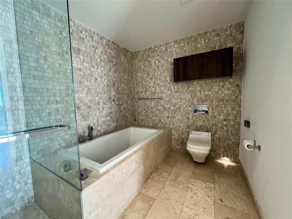 For Rent: $4,500 (1 beds, 1 baths, 976 Square Feet)