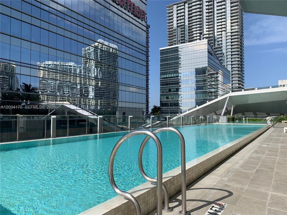 For Rent: $4,500 (1 beds, 1 baths, 976 Square Feet)
