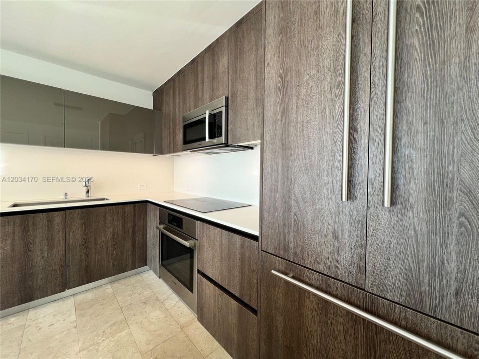 For Rent: $4,500 (1 beds, 1 baths, 976 Square Feet)