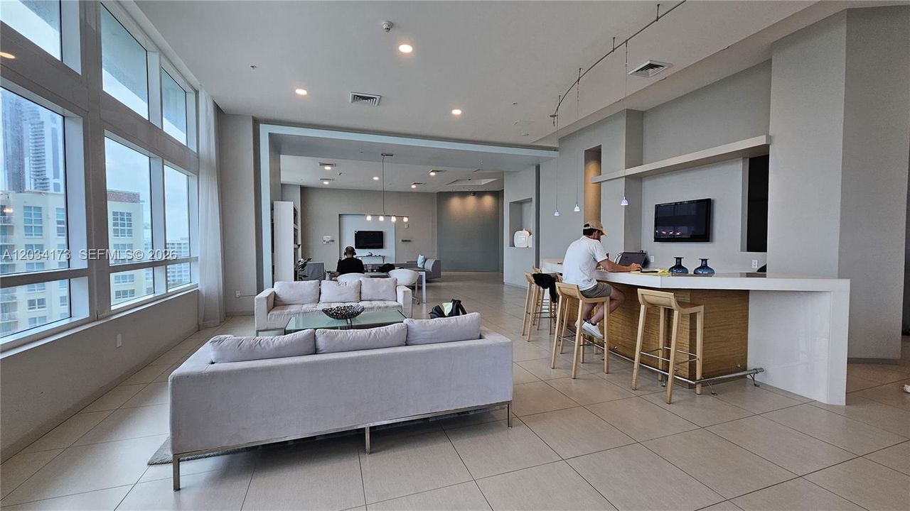 For Rent: $2,850 (1 beds, 1 baths, 799 Square Feet)