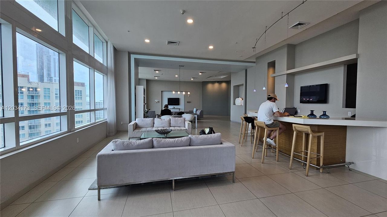 For Rent: $2,850 (1 beds, 1 baths, 799 Square Feet)