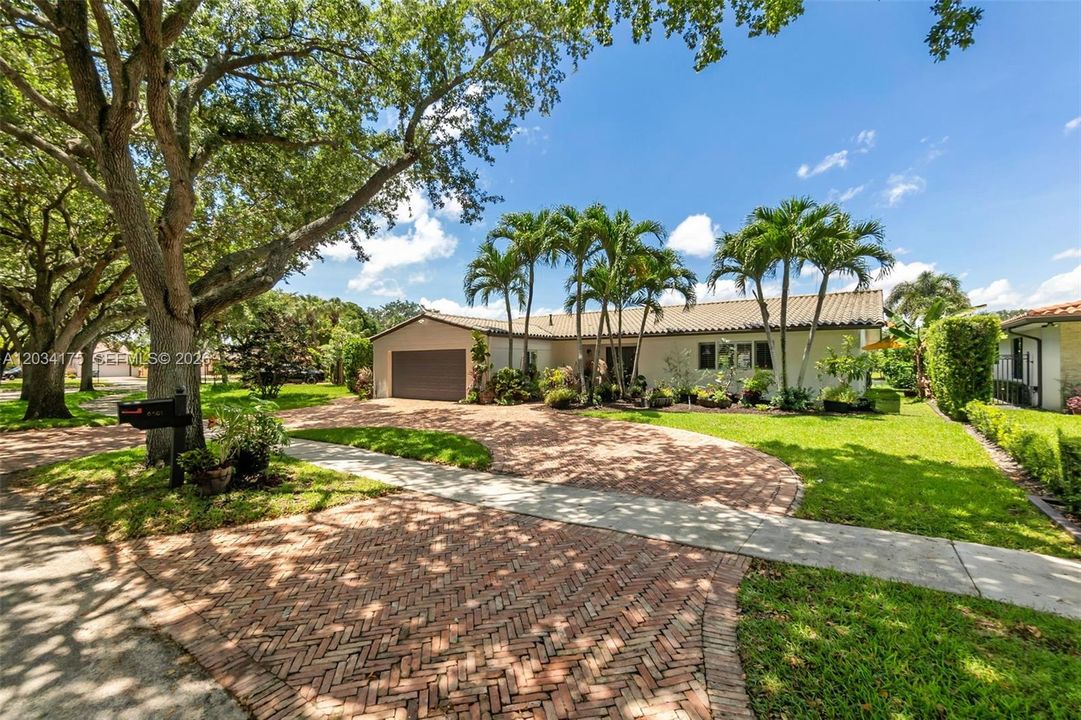 For Sale: $1,060,000 (3 beds, 2 baths, 2085 Square Feet)