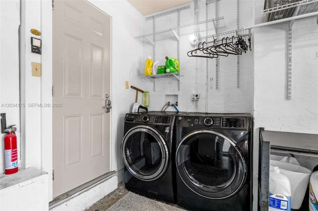 For Sale: $1,060,000 (3 beds, 2 baths, 2085 Square Feet)