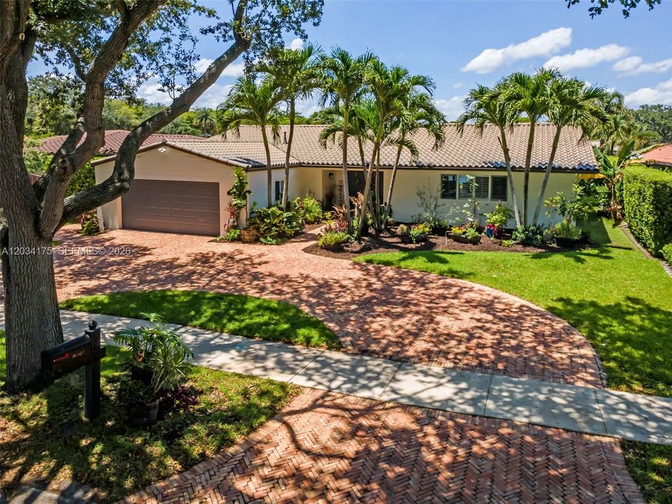 For Sale: $1,060,000 (3 beds, 2 baths, 2085 Square Feet)