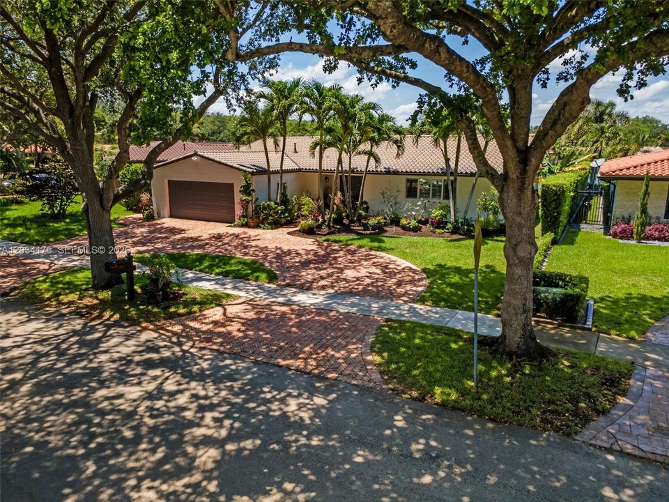 For Sale: $1,060,000 (3 beds, 2 baths, 2085 Square Feet)